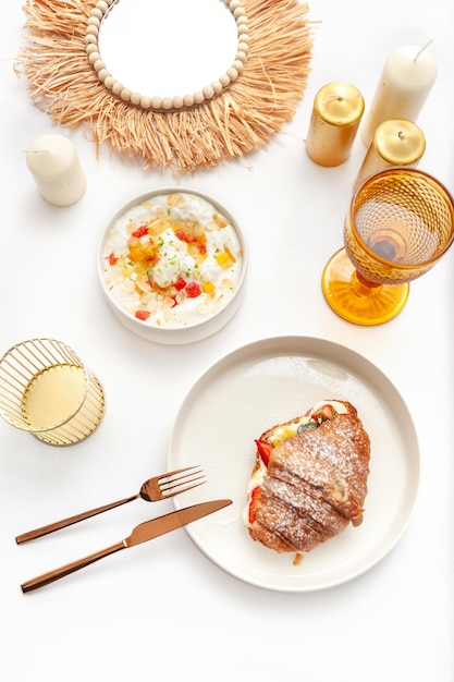 Kolacja przy świecach z przygotowanym daniem