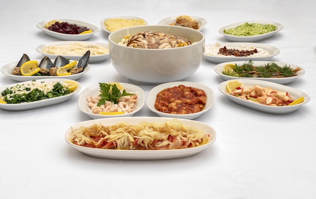 Stół zastawiony potrawami